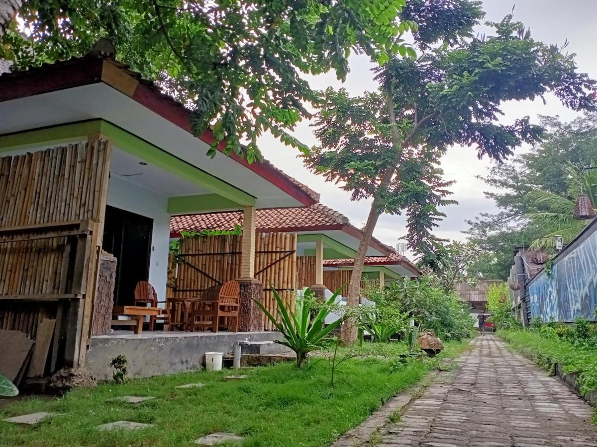Creative Bungalow Beach Front Gili Trawangan Exteriör bild