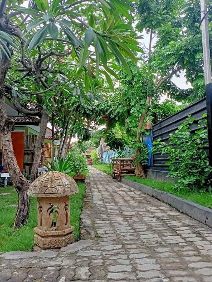 Creative Bungalow Beach Front Gili Trawangan Exteriör bild